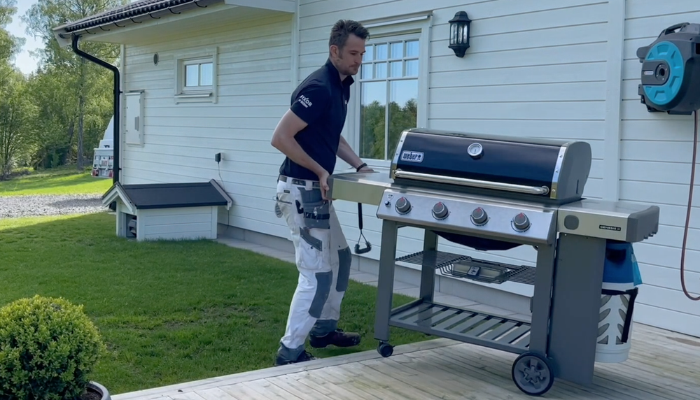 En tom altan vid ett hus, redo att rengöras och behandlas