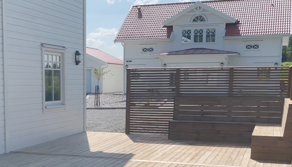 En tom altan vid ett hus, redo att rengöras och behandlas