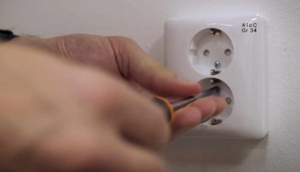 En tom altan vid ett hus, redo att rengöras och behandlas