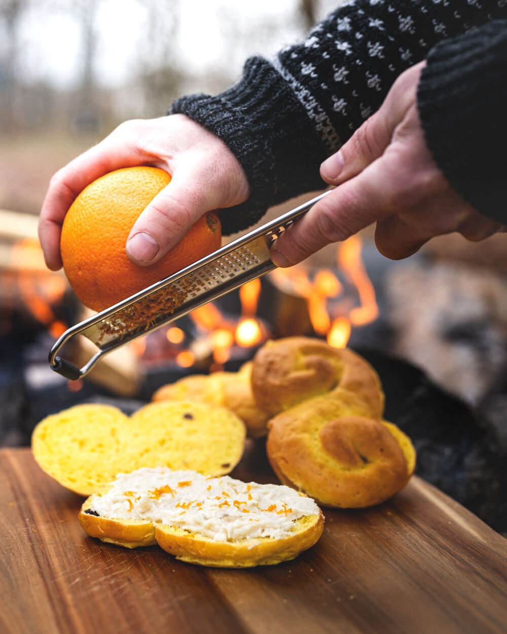 Riv över apelsinskal på lussebulltoasten