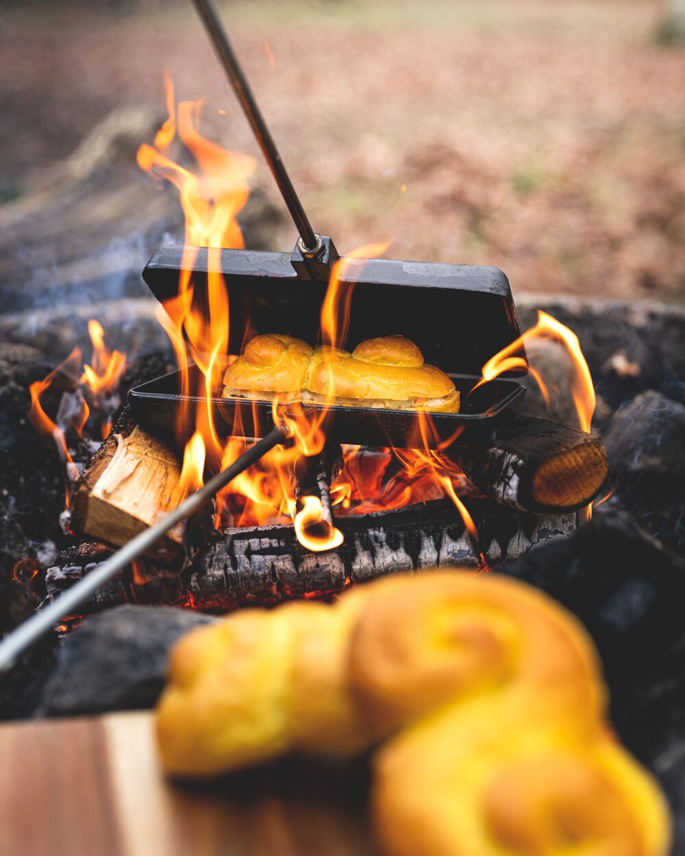 Grilla lussebulletoasten över glöden i 3-5 minuter per sida