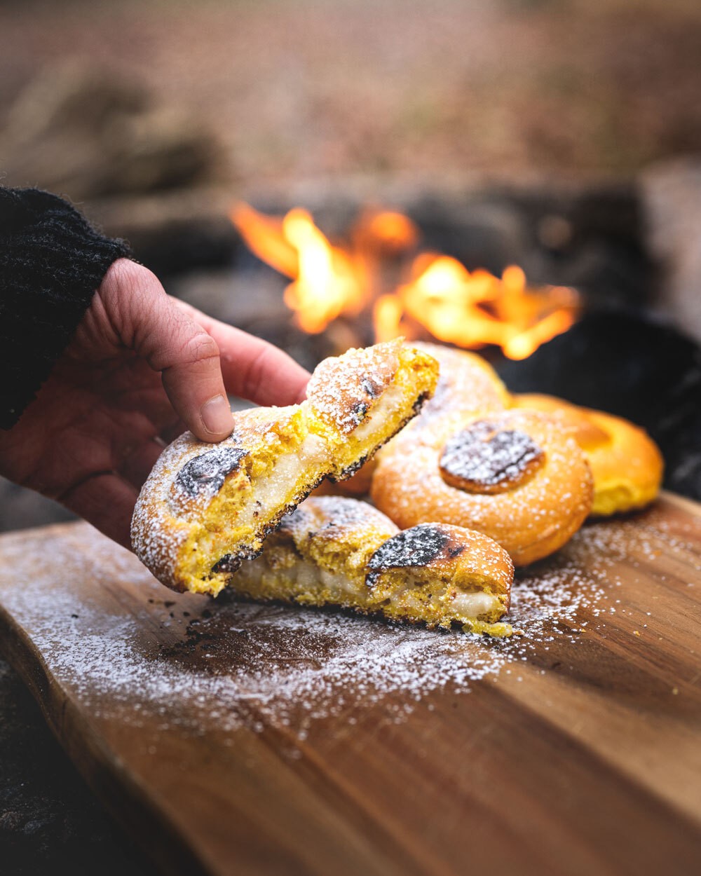 Pudra över florsocker på lussebulletoast