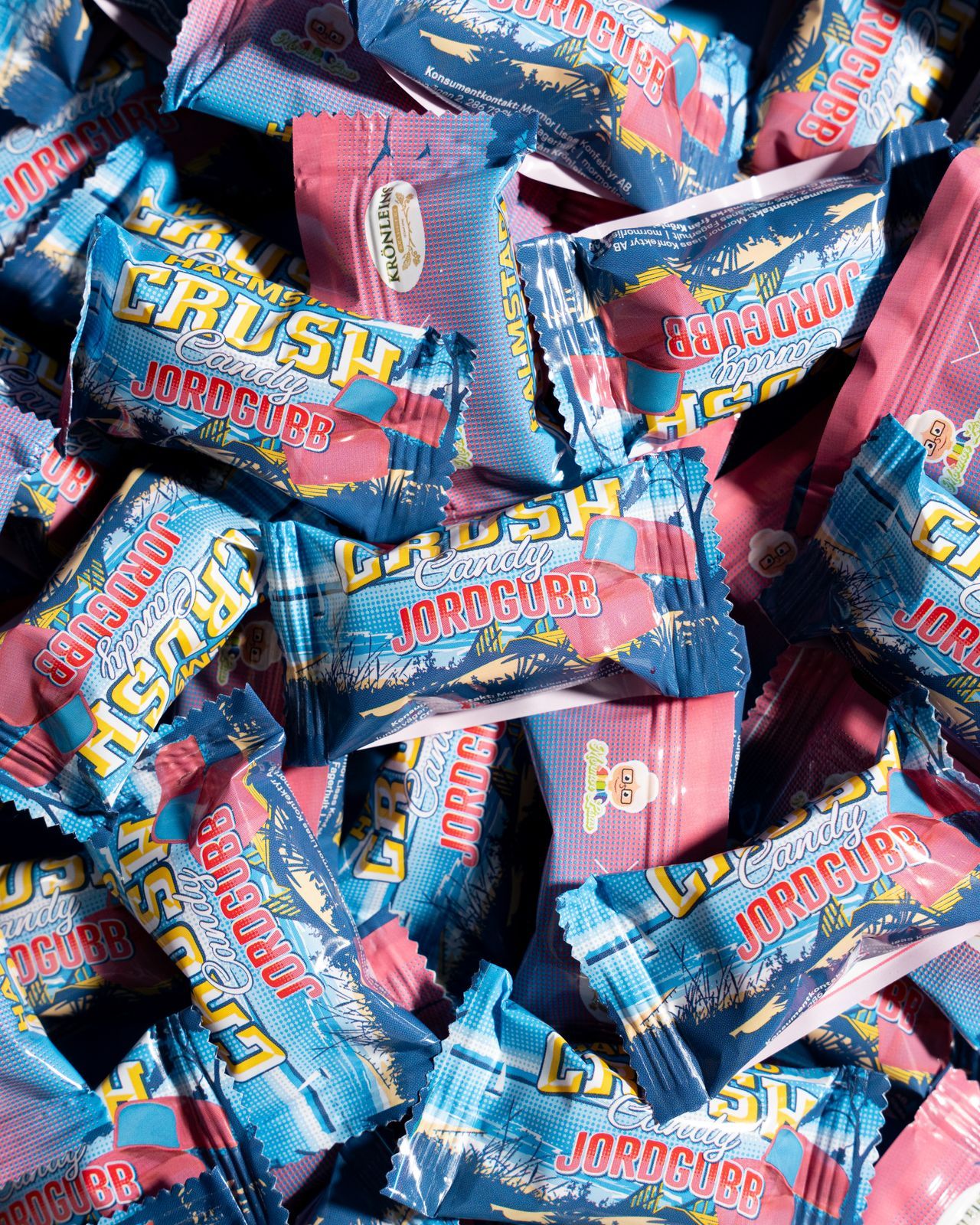 Halmstad Crush Candy Jordgubb i en hög