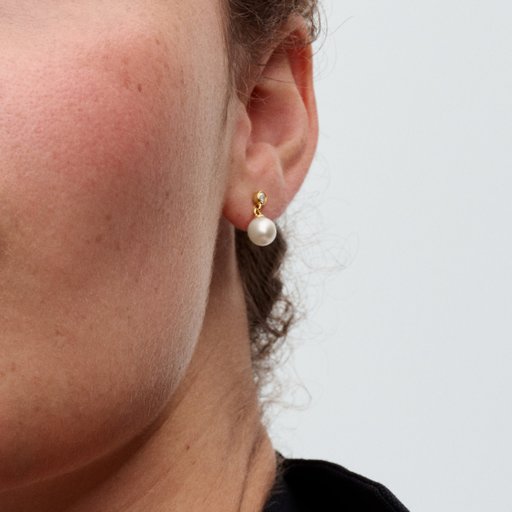 Förgyllda örhängen med sötvattenspärla