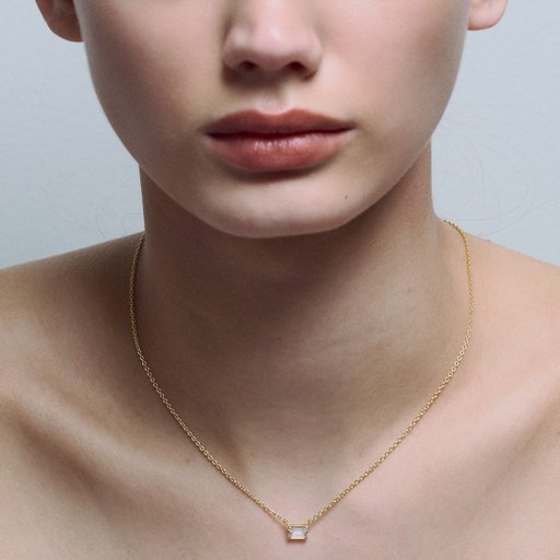 Halsband i förgyllt äkta silver med rektangulär sten