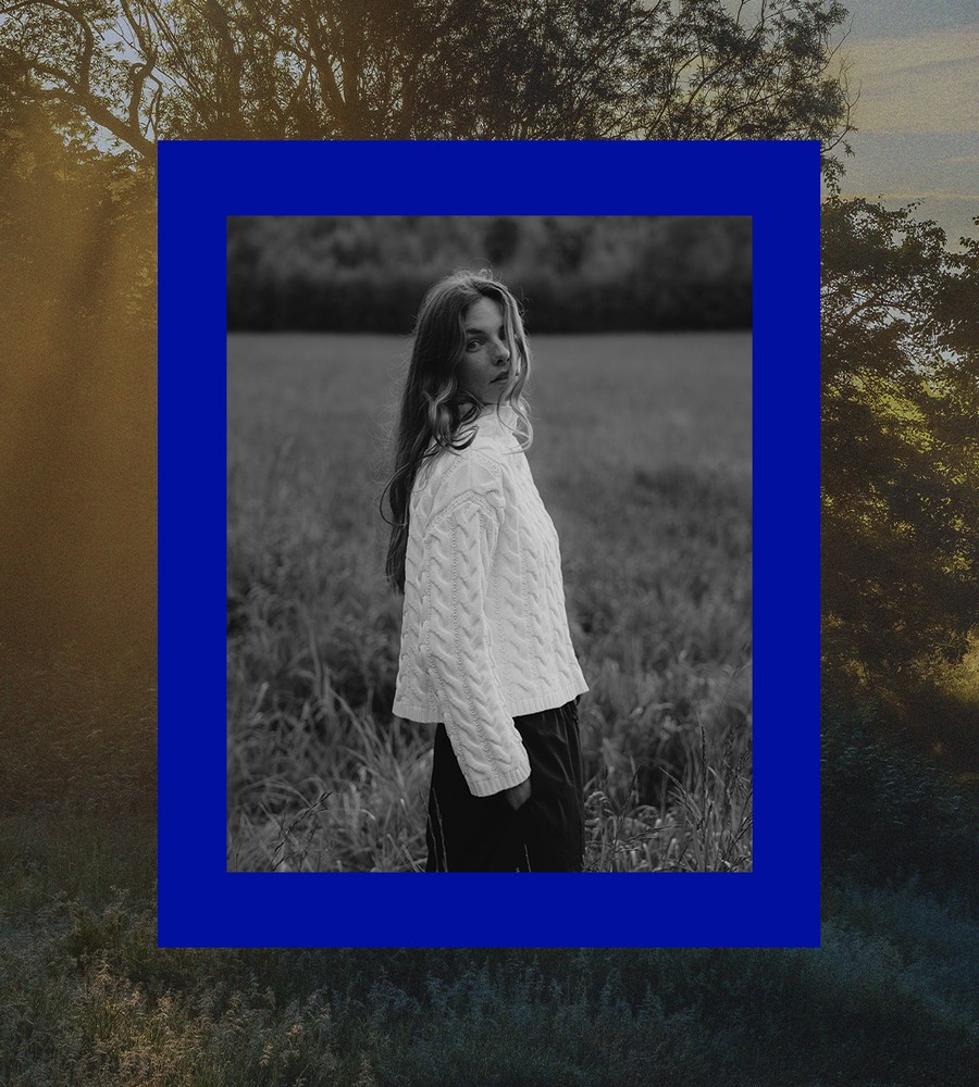 Kvinna och man går längst med strandkanten och bär linneplagg