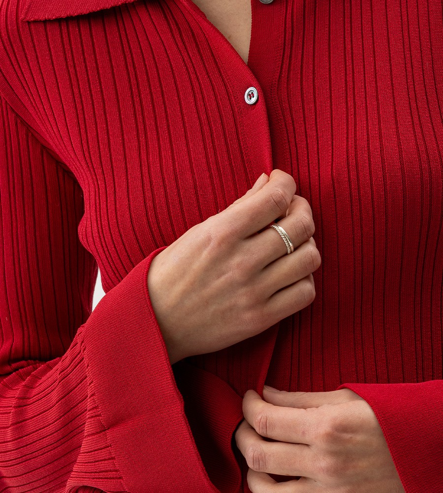 Kvinna och man går längst med strandkanten och bär linneplagg