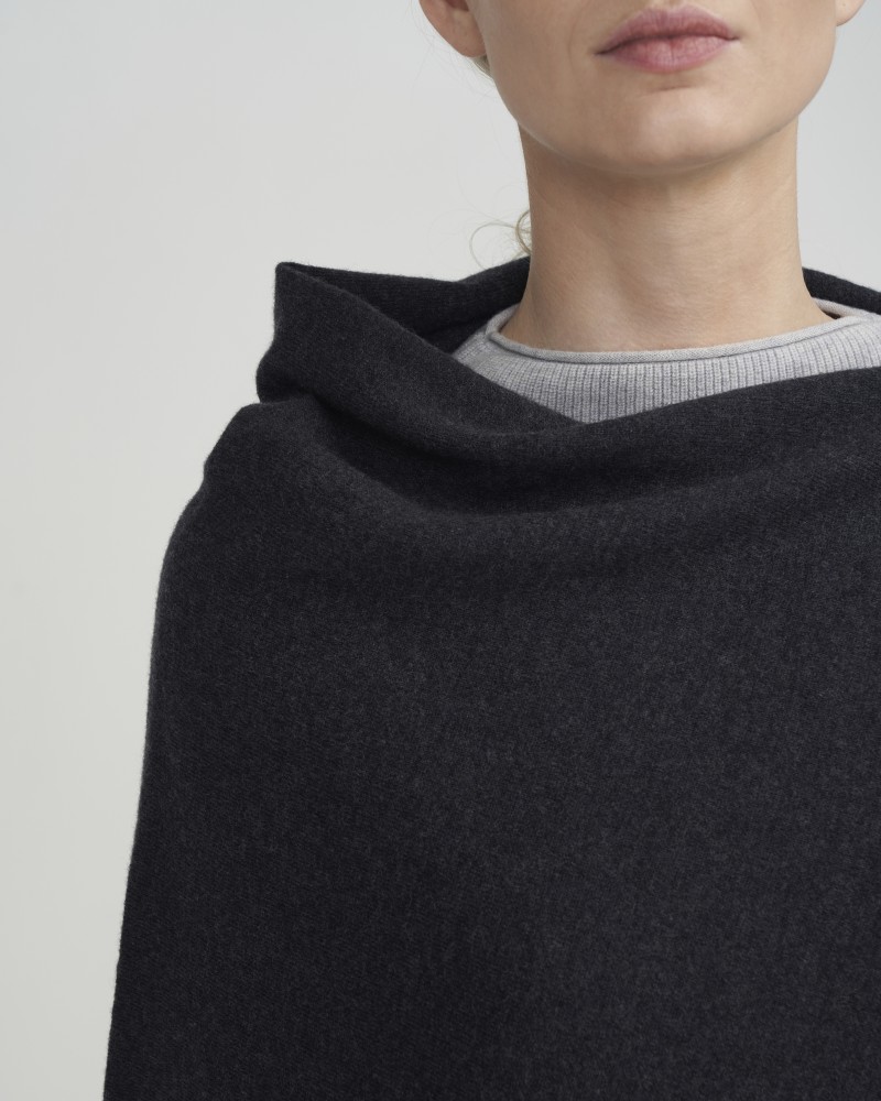 Sofie Poncho Black Mel.