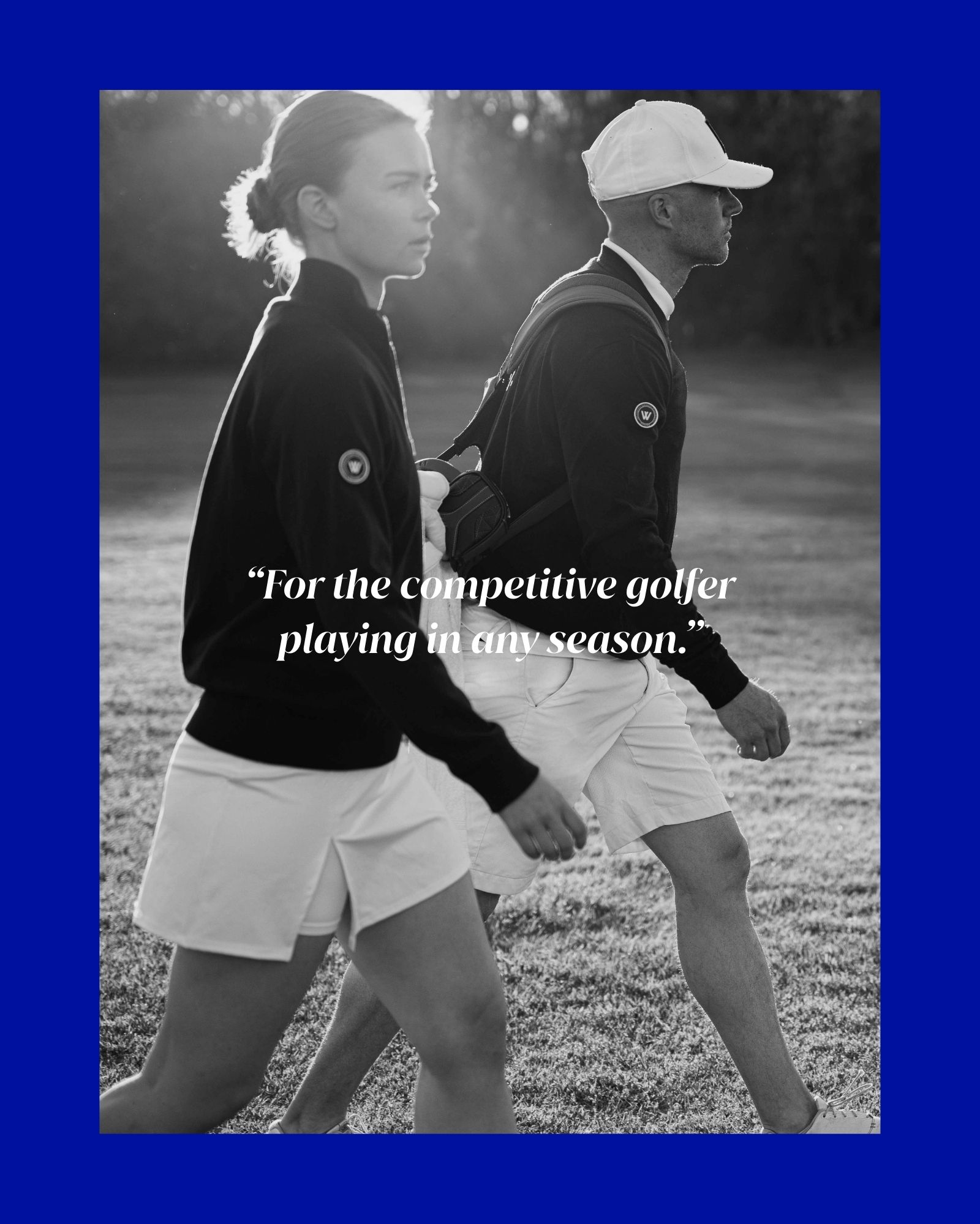 Kille och tjej som går på golfbana