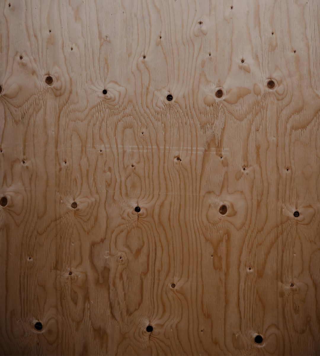 Kvinna och man i stickade plagg som presenteras som nyheter