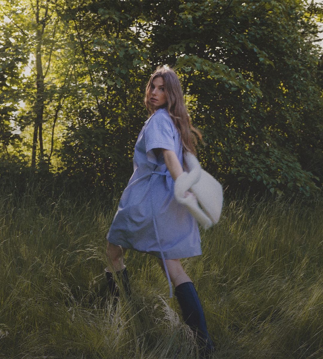 Kvinna och man i stickade plagg som presenteras som nyheter