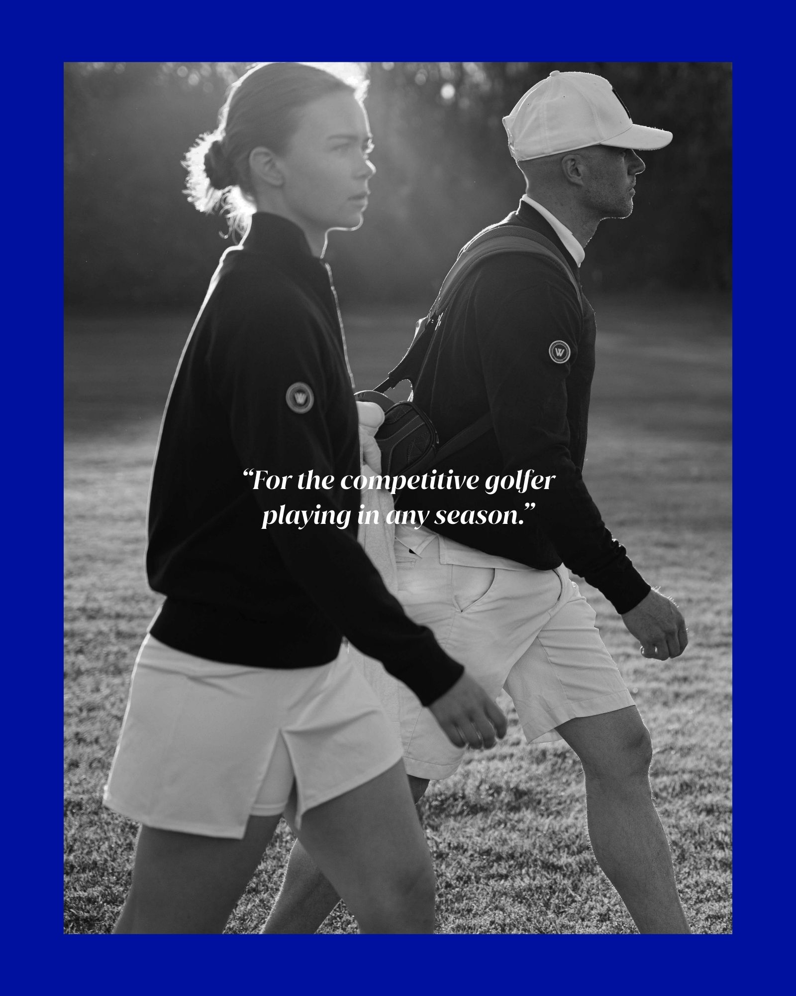 Flera stickade plagg som hänger på galge på en klädställning