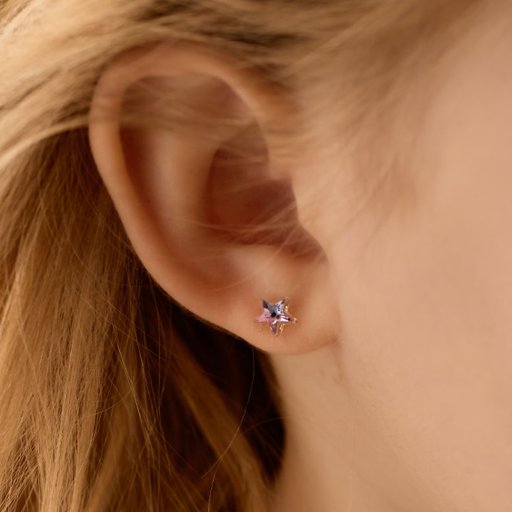 Örhängen i medicinsk plast