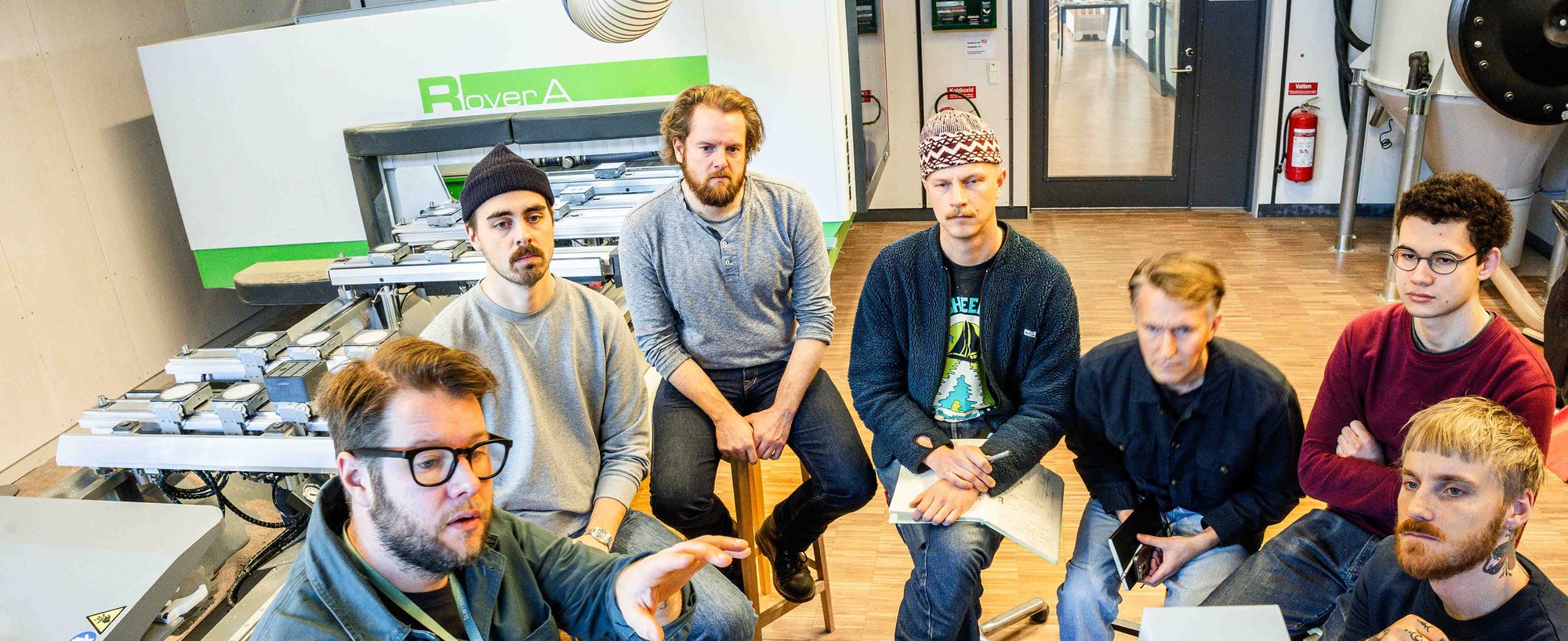 Simon Bågstam visar sina studenter på 