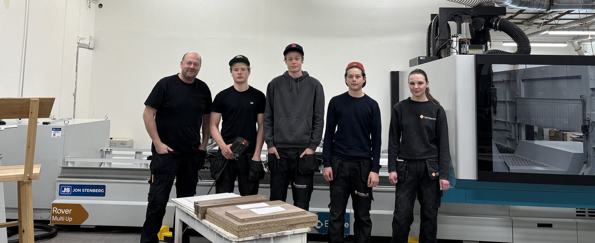 Holavedsgymnasiets elever framför deras Rover Multi 