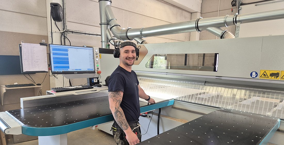 Operatören Christoffer Larsson vid Biesse Rover Cut Go S F 80