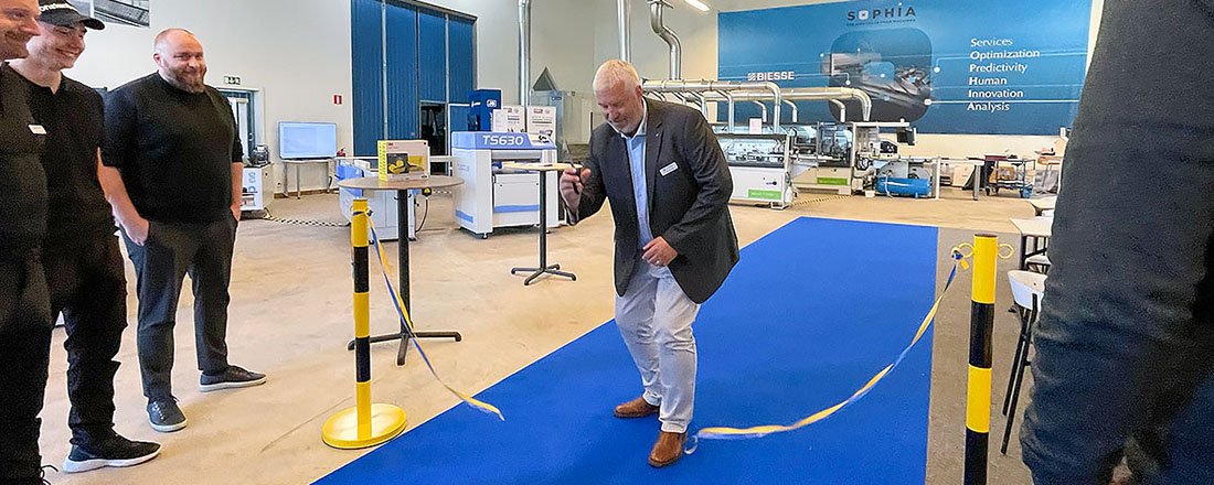 Vd Robert Stenberg klipper band till showroom
