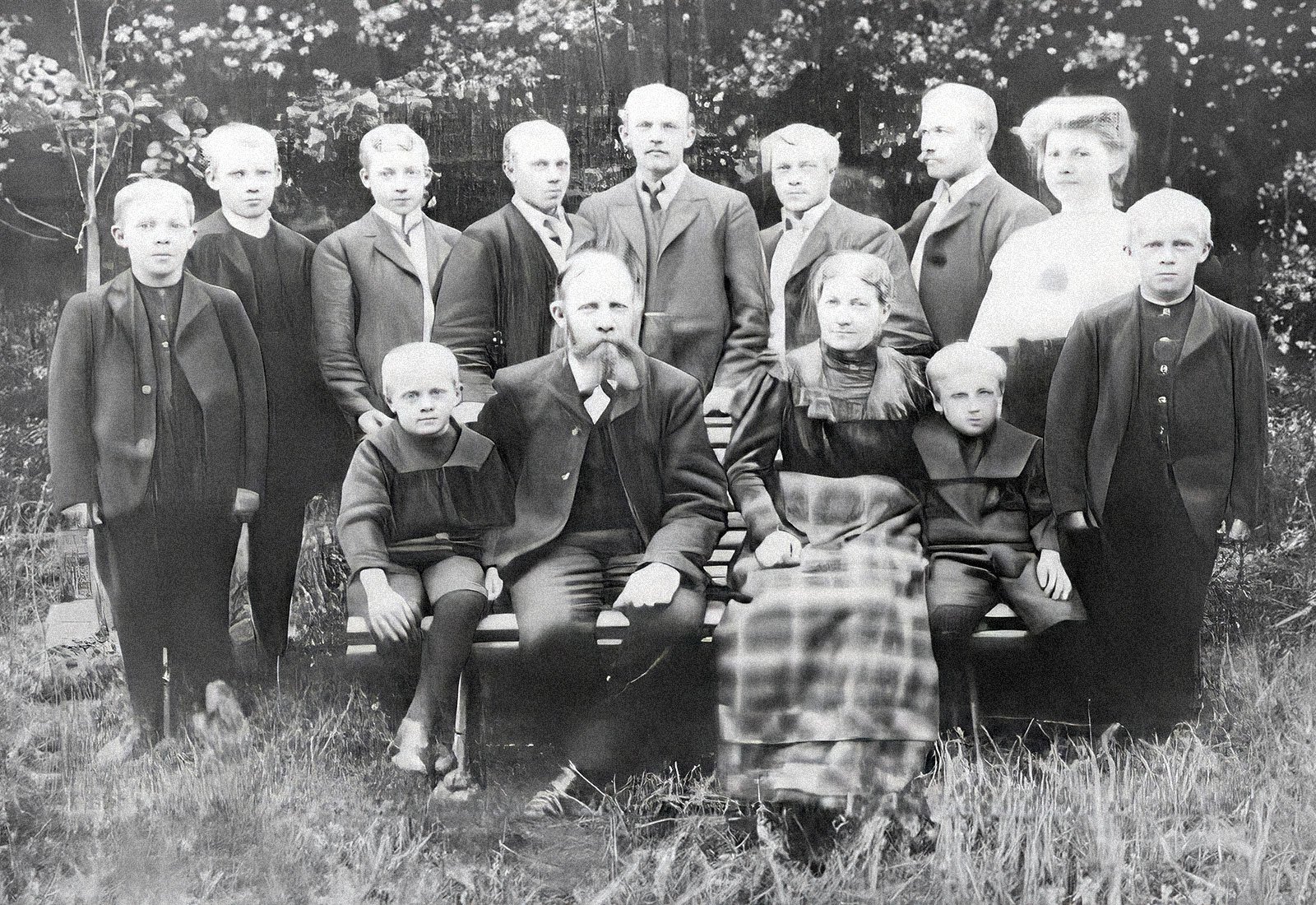 Makarna Peter Alfred och Maria Stenberg på trädgårdssoffan mellan yngsta sönerna Ivar och Gustav. Stående från vänster ser vi resten av syskonskaran: Arvid, Jon, Agne, Sigfrid, Bernhard, Tage, William, Karin och Erik.