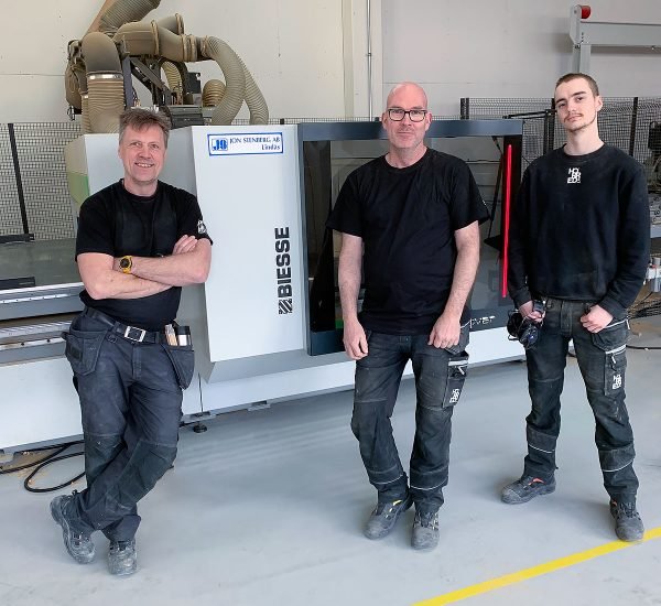 Horred Möblers nya nestingmaskin Biesse Rover B FT bakom (fr.v.) Lars Johansson, Tomas Axelsson och Sebastian Sultan.