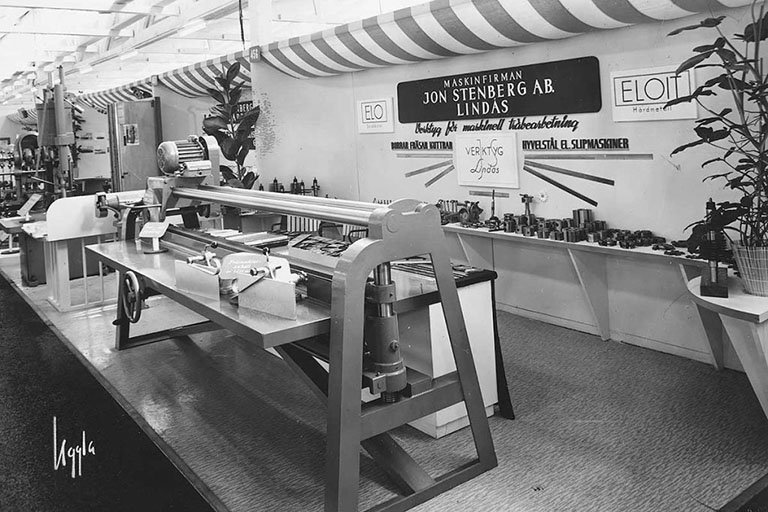 Maskiner och skärstål i Jon Stenbergs monter på S:t Eriksmässan i Stockholm 1950.