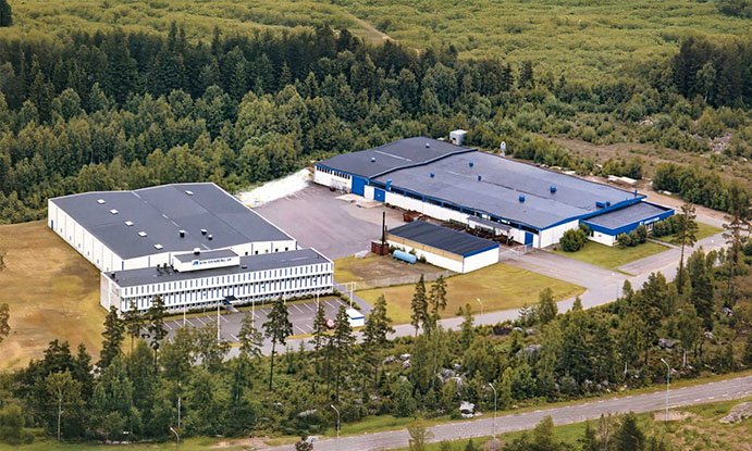 Jon Stenbergs nya kontor som invigdes 1979. Till höger därom ligger dotterbolaget Lindåsverktyg vars byggnad uppfördes 1969.