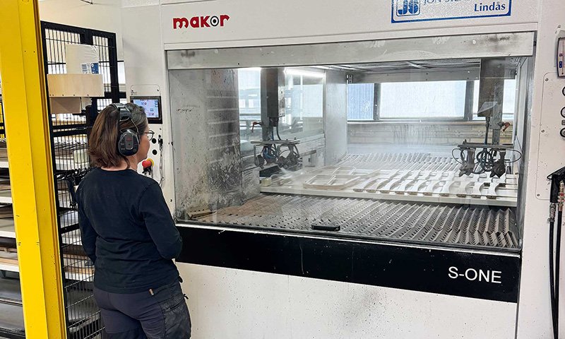 Maria Almfors håller ett vakande öga på sprutautomaten Makor S-One.