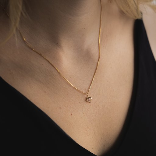 Kultainen riipus, avosydän vaaleanpunaisella zirkoniakivellä