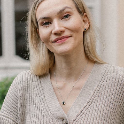 Lumoava Daisy korvakorut, musta kivi