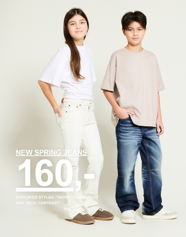 To børn i t-shirts og jeans i hvid og blå. Kampagnetekst: “NEW SPRING JEANS, 160,-”