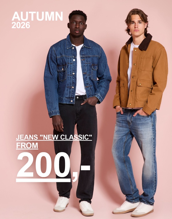 To modeller viser frem jeans i svart og lyseblå vask. Jeans «New Classic» fra 200 kr.