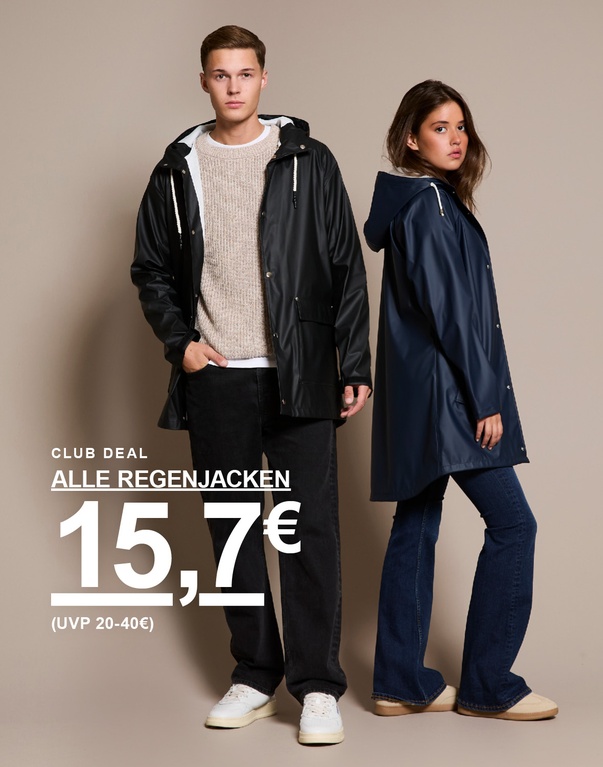 Ein Mädchen und ein Junge in Regenjacken. Der Junge in einer schwarzen Regenjacke und das Mädchen in einer marineblauen Regenjacke. Kampagnentext: „CLUB DEAL, ALLE REGENJACKEN 15,70 € (UVP 20–40 €)“.
