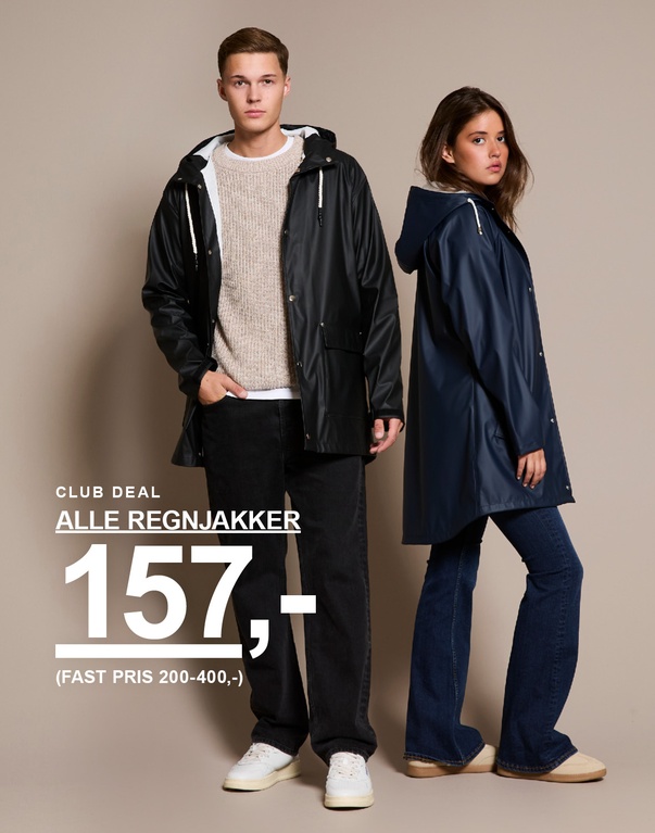 En jente og en gutt i regnjakker. Gutten i svart regnjakke og jenta i marineblå regnjakke. Kampanjetekst: "CLUB DEAL, ALLE REGNJAKKER 157,- (FAST PRIS 200–400,-)".