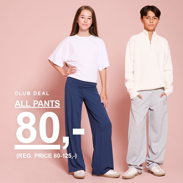 Pige og dreng i bukser. CLUB DEAL – ALL PANTS 80,- (normalpris 80–125,-).