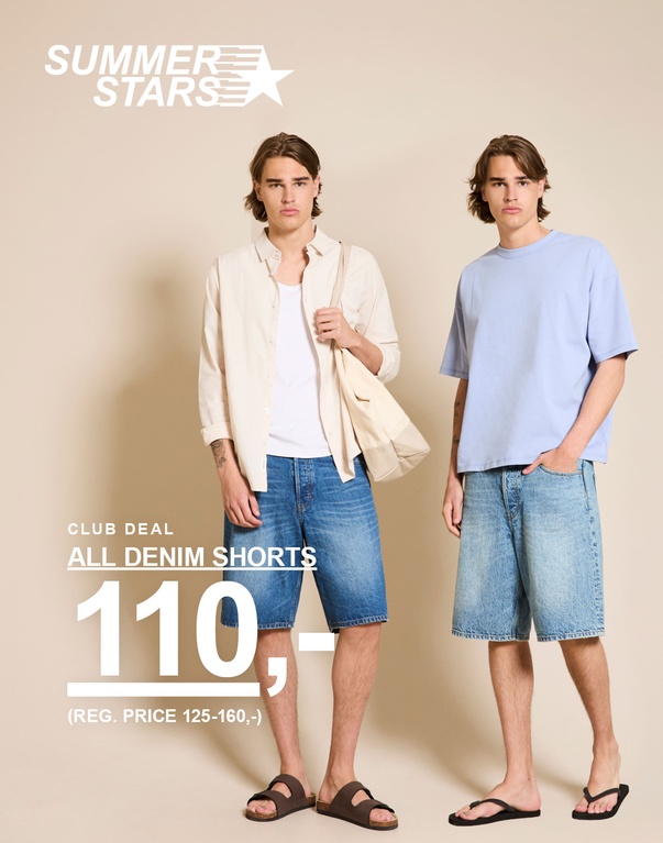 To mænd i denimshorts, lyse sommerskjorter og sandaler. CLUB DEAL. ALLE DENIMSHORTS 110,- (FØRPRIS 125-160,-)
