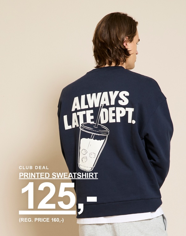 Mand i mørkeblå sweatshirt med stort rygprint og motiv af en kaffekop. CLUB DEAL. SWEATSHIRT MED PRINT 125,- (FØRPRIS 160,-)