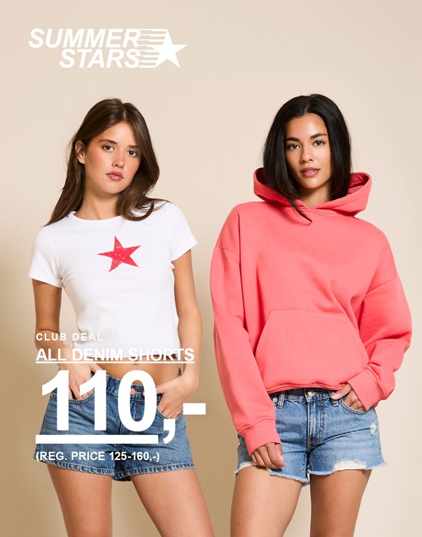 Tre piger i denimshorts. En har en lyseblå top på, en en hvid t-shirt med rød stjerne og en en koralfarvet hoodie. Kampagnetekst: "CLUB DEAL, ALLE DENIMSHORTS, 110,- (NORMALPRIS 125-160,-)".