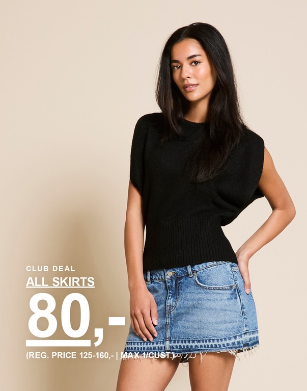 Pige i denimnederdel og sort striktop. Kampagnetekst: "CLUB DEAL, ALLE NEDERDELE, 100,- (NORMALPRIS 125-160,- | MAKS. 1/KUNDE)".