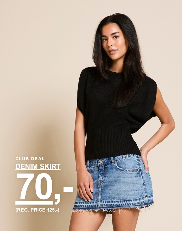 Pige i denimnederdel og sort striktop. Kampagnetekst: "CLUB DEAL, DENIMNEDERDEL, 70,- (NORMALPRIS 125,-)".