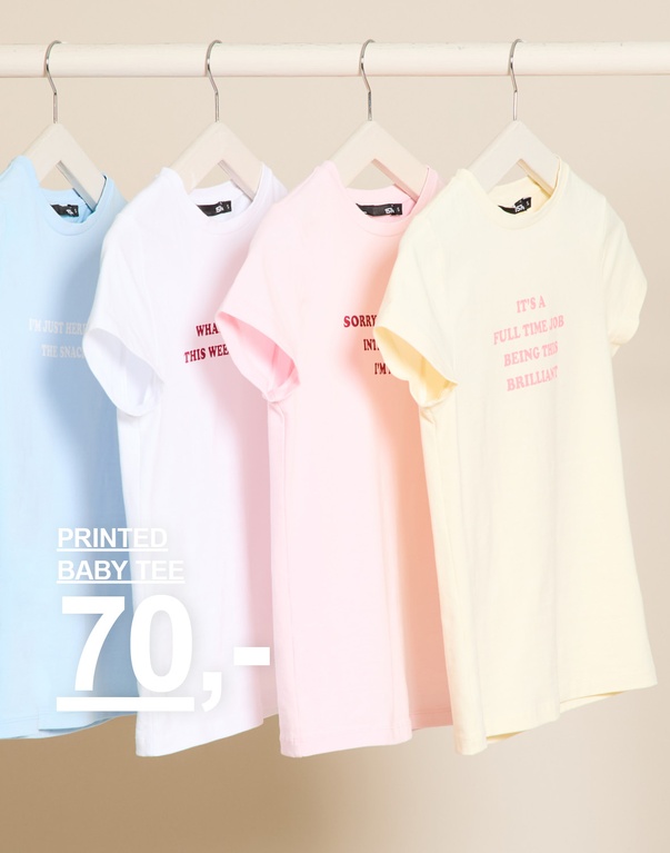 Printede t-shirts i lyseblå, hvid, lyserød og lysegul. Kampagnetekst: "PRINTED BABY TEE, 70,-".