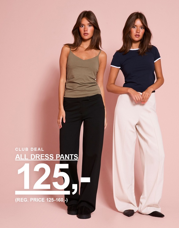 Pige har en beige top og habitbukser på samt en marineblå T-shirt med hvide detaljer og hvide habitbukser. CLUB DEAL – ALL DRESS PANTS 15€ (REG. PRICE 15–20€).