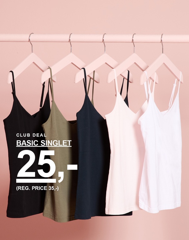 Toppe i sort, khakigrøn, mørkeblå og hvid på bøjler. Kampagnetekst: "CLUB DEAL, BASIC SINGLET, 25,- (NORMALPRIS 35,-)".