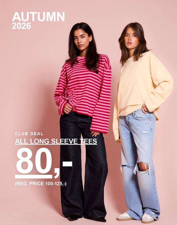 Tre kvinder i langærmede toppe, én blå, én rosa- og rødstribet og én hvid. Kampagnetekst: "CLUB DEAL, ALL LONG SLEEVE TEES, 80,- (NORMALPRIS 100–125,-)".