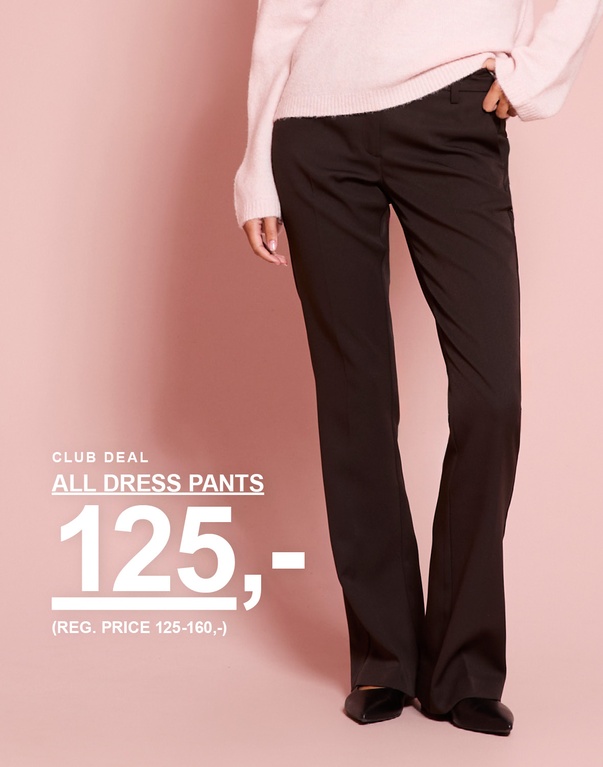 Kvinde i lyserød striktrøje og mørkebrune habitbukser. Kampagnetekst: "CLUB DEAL, ALL DRESS PANTS, 125,- (NORMALPRIS 125–160,-)".