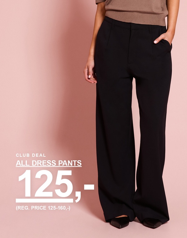 Pige i sorte habitbukser med vide ben. Kampagnetekst: ”ALL DRESS PANTS 125,- (NORMALPRIS 125–160,-)”