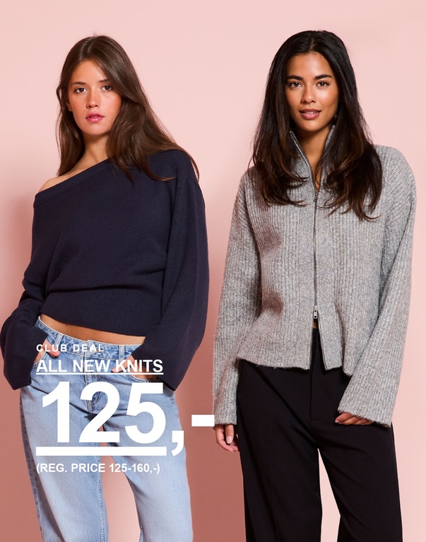 To piger i striktrøjer, en mørkeblå off-shoulder og en grå med lynlås. Kampagnetekst: ”ALL NEW KNITS 125,- (NORMALPRIS 125–160,-)”