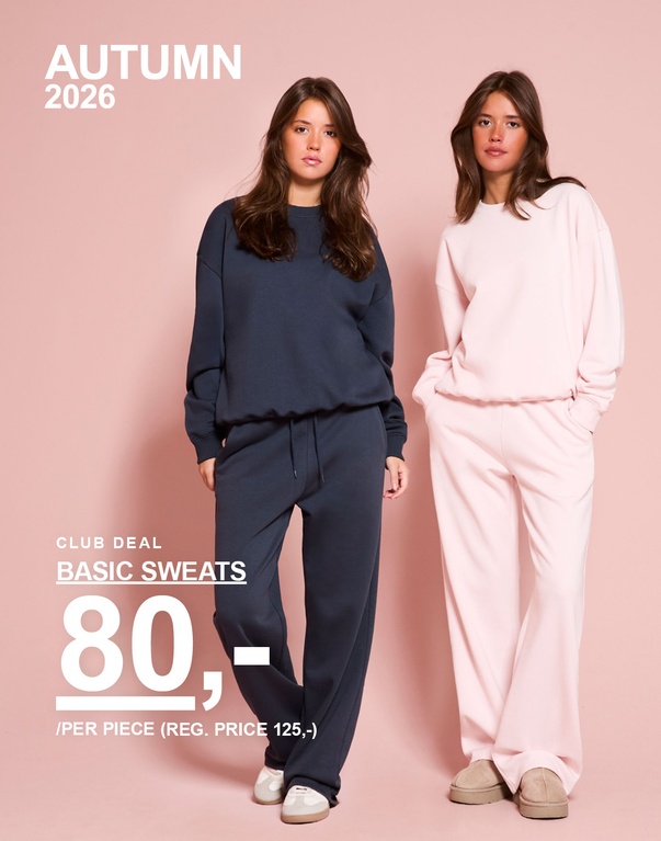 Tre piger i basic sweats, i mørkeblå, lyserød og grå. Kampagnetekst: ”BASIC SWEATS 80,-/DEL (NORMALPRIS 125,-)”
