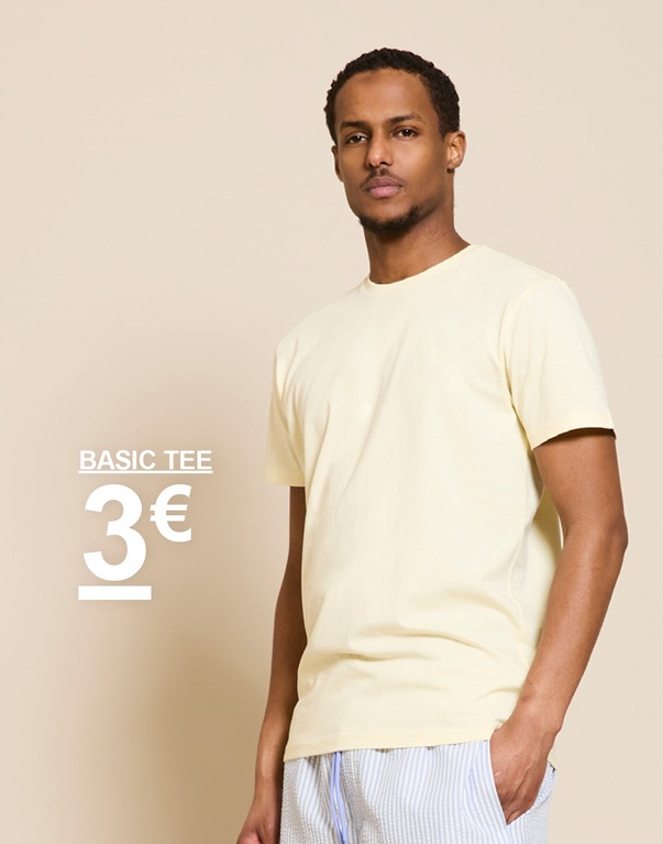Mann in hellgelbem T-Shirt und gestreiften Shorts. BASIC TEE 3€