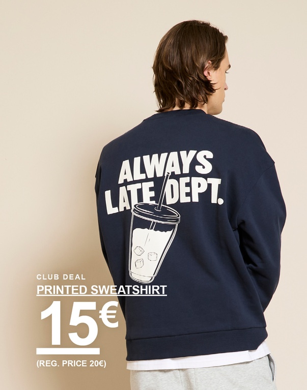 Mann in dunkelblauem Sweatshirt mit großem Rückenprint und Kaffeebecher-Motiv. CLUB DEAL. PRINTED SWEATSHIRT 15€ (REG. PRICE 20€)