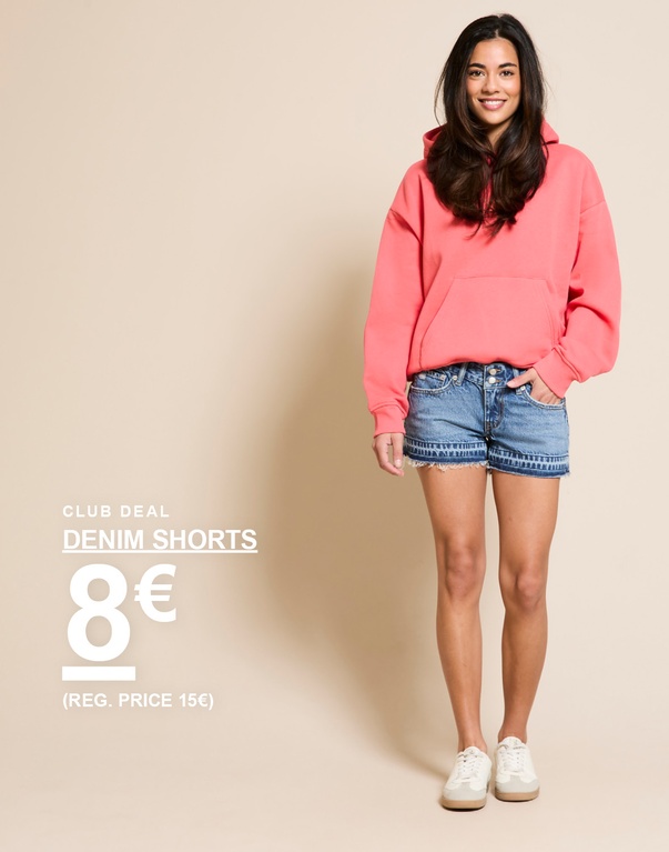 Mädchen in Jeansshorts und korallfarbenem Hoodie. Kampagnentext: „CLUB DEAL, JEANSSHORTS, 8€ (UVP 15€)“.