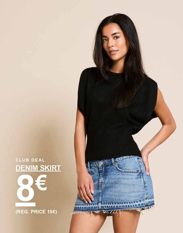 Mädchen in Jeansrock und schwarzem Stricktop. Kampagnentext: „CLUB DEAL, JEANSROCK, 8€ (UVP 15€)“.